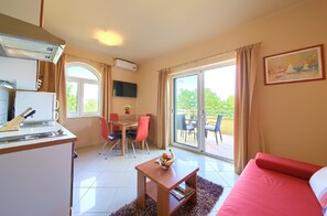 Comfort Apartment, 2 Bedrooms | Living room - Nice Apartment 50m Distant From the sea (Malinska-Dubasnica)