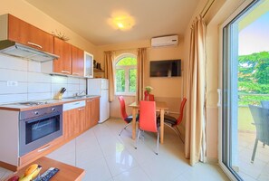 Appartement Confort, 2 chambres | Cuisine privée | Réfrigérateur, four, cafetiÚre/bouilloire, bouilloire électrique