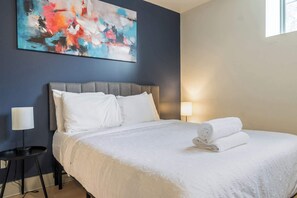 Tabla de planchar con plancha, wifi, ropa de cama