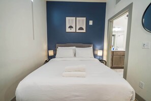 Tabla de planchar con plancha, wifi y ropa de cama 