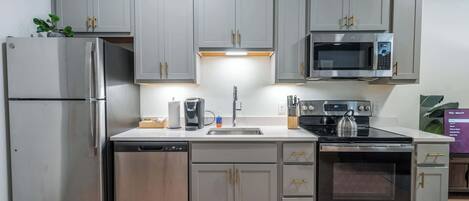 Refrigerador, microondas, horno y parrilla de estufa
