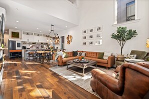 Una televisión, una chimenea, una oficina