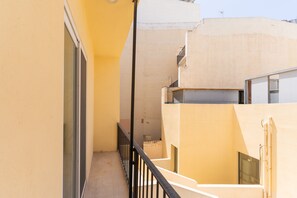 Deluxe-Apartment, 3 Schlafzimmer, Küche, Stadtblick | Terrasse/Patio