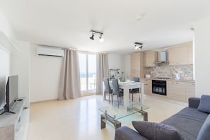 Deluxe-Penthouse, 1 Schlafzimmer, Küche, Meerblick | Wohnbereich