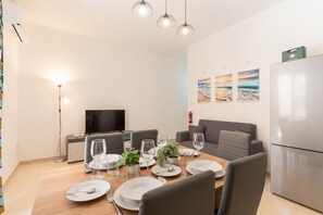 Comfort-Apartment, 3 Schlafzimmer, Küche, Stadtblick | Wohnbereich
