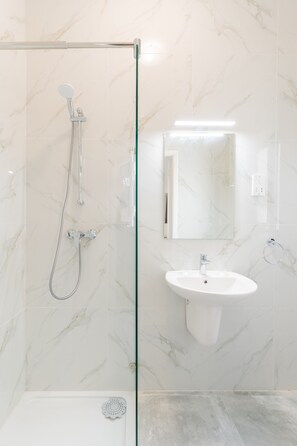 Appartement Deluxe, 3 chambres, cuisine, vue ville | Salle de bain