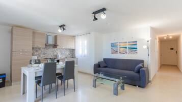 Loftsleilighet – deluxe, 1 soverom, kjøkken, sjøutsikt | Oppholdsområde