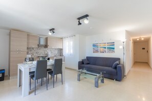 Deluxe penthouse, 1 slaapkamer, keuken, uitzicht op zee | Woonruimte