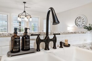 Douche, sèche-cheveux, serviettes fournies