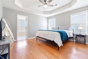 3 bedrooms, desk, travel cot, WiFi