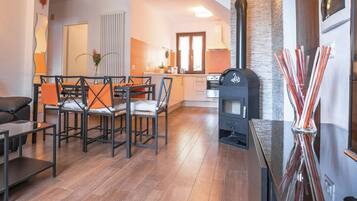 Nhà tiện nghi đơn giản, 2 phòng ngủ | Khu ăn uống