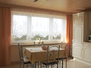 Comfort House, 3 Bedrooms | Dining - Modern Holiday Home in Brusow With Roofed Terrace (Kroepelin)