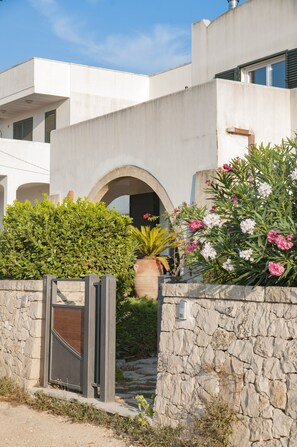 Classic House, 3 Bedrooms | Balcony - Holiday Home 400 Meters From the sea Near Gallipoli (Nardò)