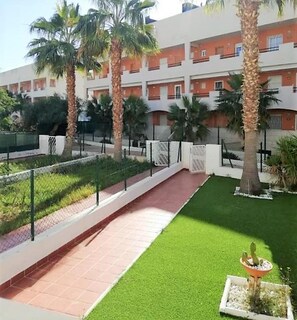 Nhà tiện nghi đơn giản, 3 phòng ngủ | Vườn