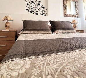 4 室のベッドルーム、客室ごとに異なるインテリア、アイロン / アイロン台、ベッドシーツ