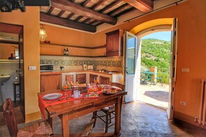 Classic House, 2 Bedrooms | Private kitchen | Oven, highchair