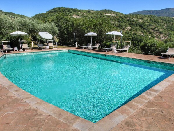 حمّام سباحة خارجي