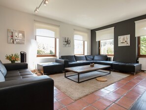Classic House, Multiple Bedrooms | Living room | Fireplace, DVD player