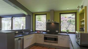 Classic House, Multiple Bedrooms | Private kitchen | Fridge, microwave, oven, dishwasher