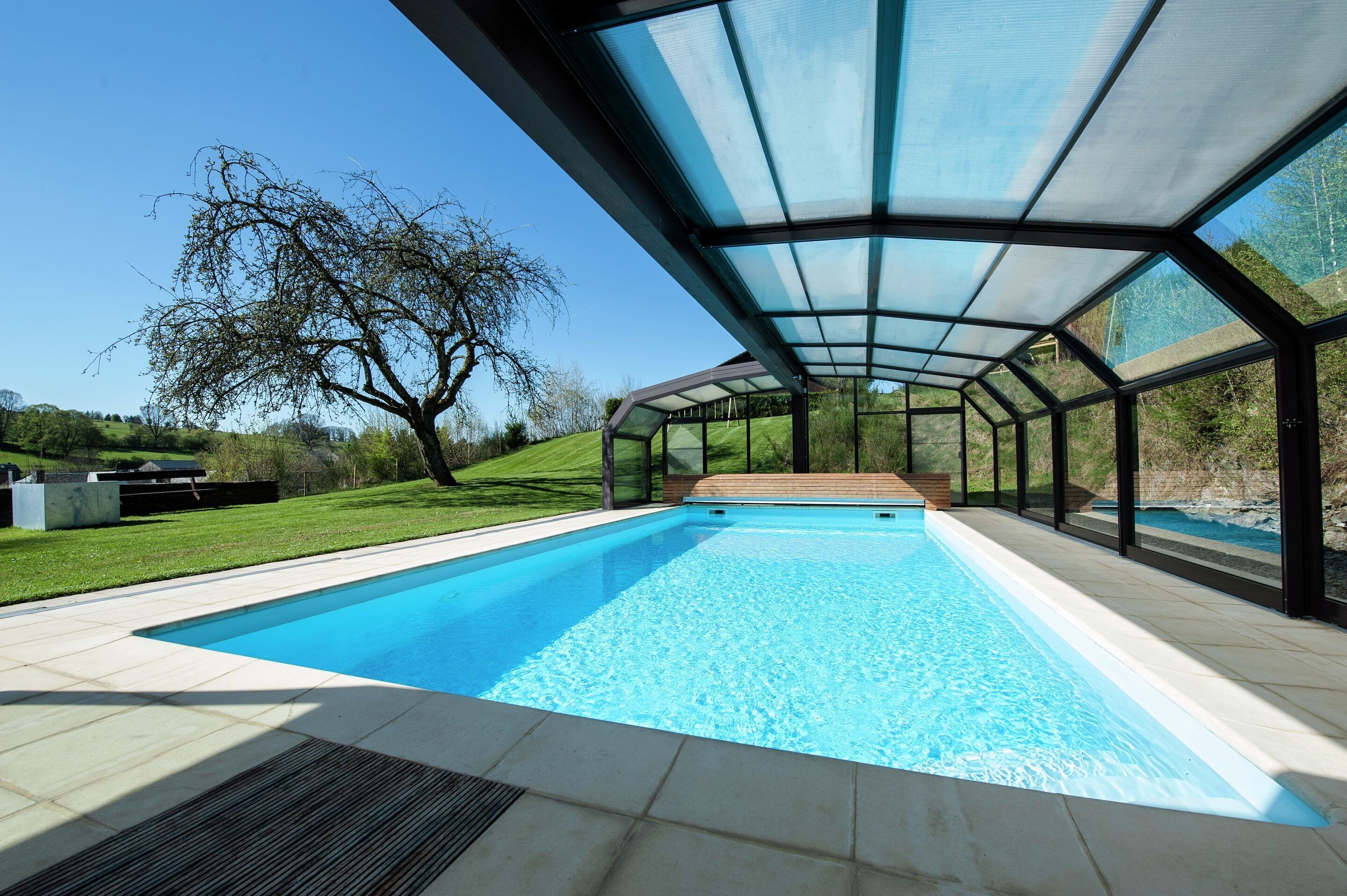 Casa clásica, varias habitaciones | Piscina | Una piscina cubierta, una piscina al aire libre