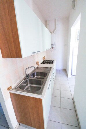 Casa conforto, 2 quartos | Cozinha privada | Geladeira, fogão