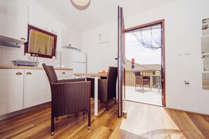 Fridge, microwave, oven - Modern Apartment in Starigrad With Garden (Starigrad)