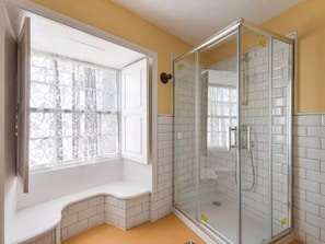 Casa clásica, 3 habitaciones | Baño | Ducha