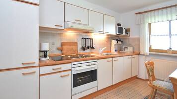 Classic Apartment, 1 Bedroom | Private kitchen | Fridge, microwave, oven, stovetop