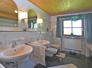 Comfort Apartment, 2 Bedrooms | Bathroom | Bathtub - Schone Wohnung im Bayerischen Wald (Waldkirchen)