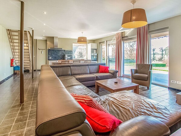 Classic House, 4 Bedrooms | Living room