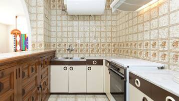 Classic Apartment, 3 Bedrooms | Private kitchen | Fridge, oven, high chair