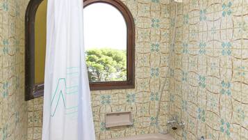 Bathroom | Combined shower/tub