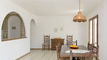 Classic Apartment, 3 Bedrooms | Dining