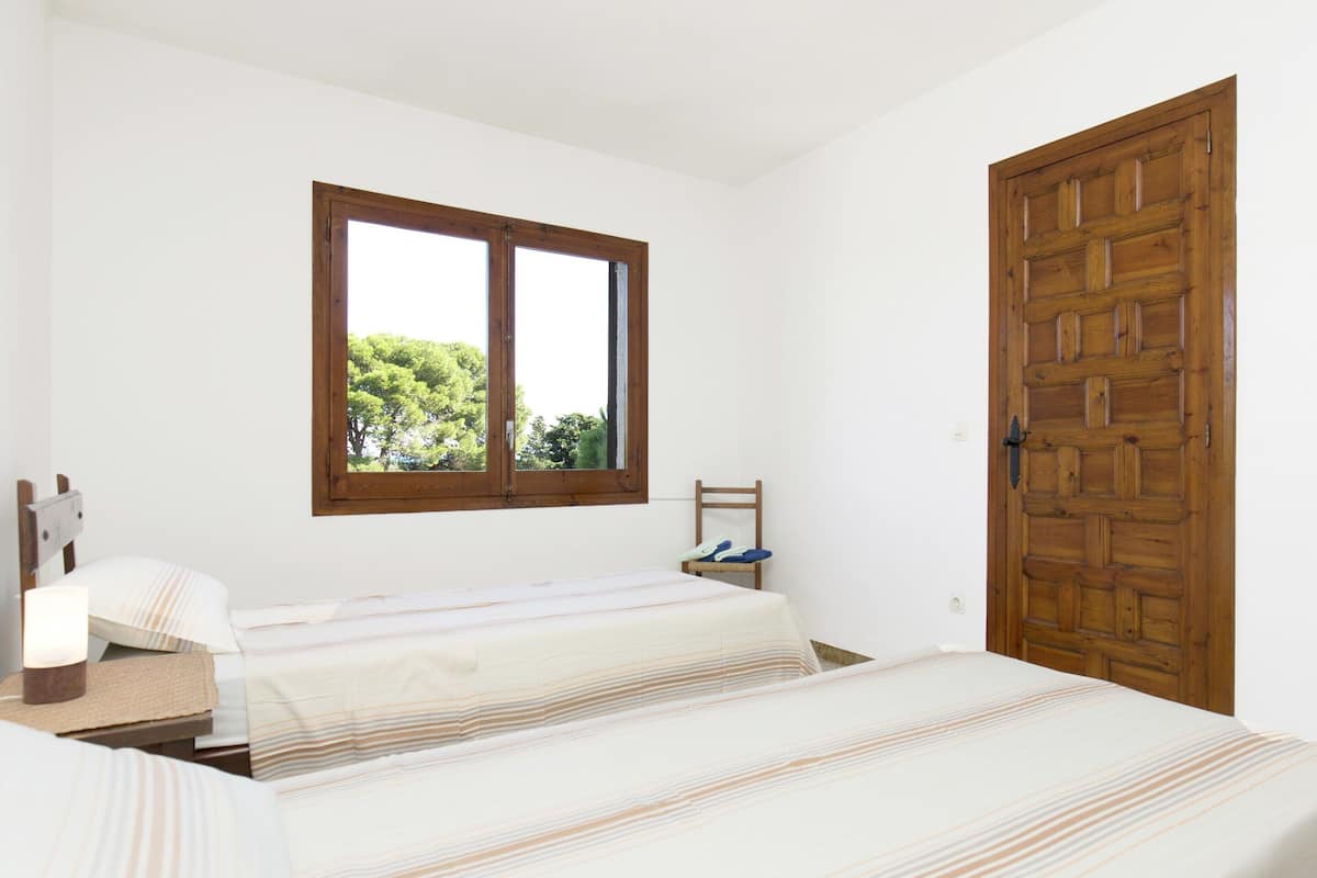 Comfort Apartment, 2 Bedrooms | 5 bedrooms, individually furnished, bed sheets