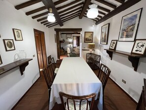 Classic Villa, 3 Bedrooms | Dining