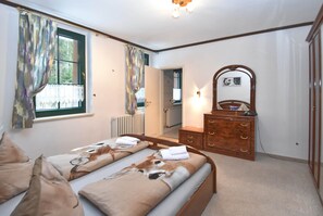 12 bedrooms, bed sheets