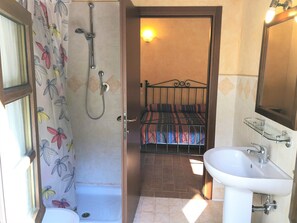 Casa conforto, 2 quartos | Banheiro | Chuveiro 