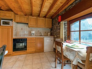 Classic House, 4 Bedrooms | Private kitchen