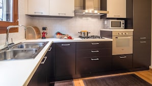 Private kitchen - Modern Apartment in Meina Near the Lake (Meina)