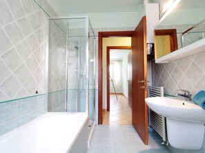 Bathtub - Cosy Apartment in Jesolo With Shared Pool (Jesolo)