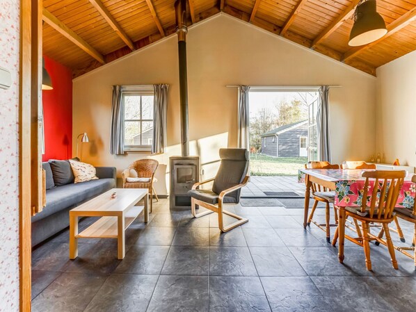 Comfort House, 3 Bedrooms | Living room - Tranquil Holiday Home in Lage Zwaluwe With Terrace (Lage Zwaluwe)