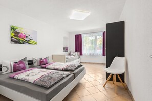 Apartamento clássico, 2 quartos | 2 quartos, individualmente mobiliados, roupa de cama