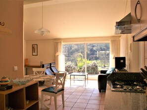 Nhà tiện nghi đ�ơn giản, 2 phòng ngủ | Phòng khách