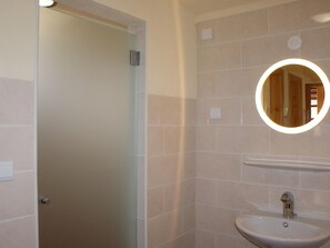 Maison Classique, 2 chambres | Salle de bain | Douche