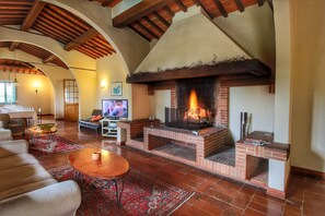 Fireplace - Expensive Villa With Tennis Court in Sinalunga (Sinalunga)
