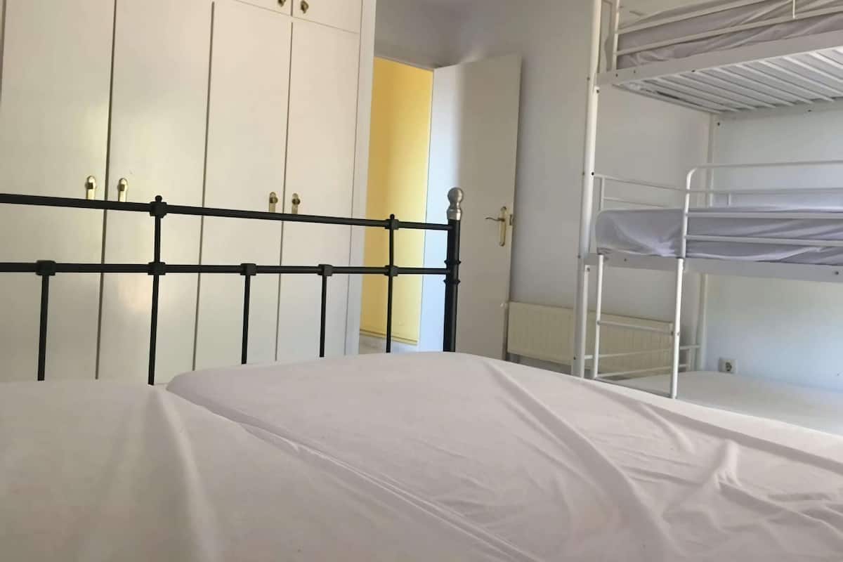 8 camere, con arredamento individuale, lenzuola