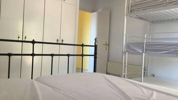 8 Schlafzimmer, individuell eingerichtet, Bettwäsche