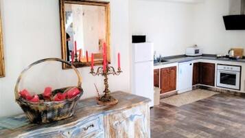 Classic House, 4 Bedrooms | Private kitchen | Fridge, oven, coffee/tea maker