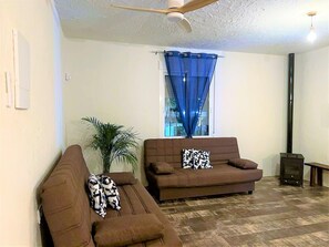 Classic House, 4 Bedrooms | Living room