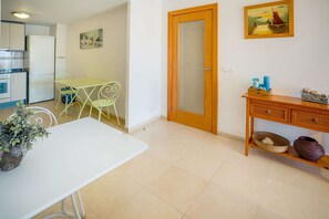 Classic Apartment, 2 Bedrooms | Dining